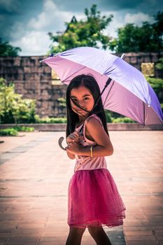 Cute girl standing in fashion photo in the sun