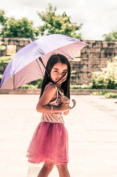 Cute girl standing in fashion photo in the sun