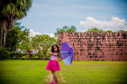 Cute girl standing in fashion photo in the sun