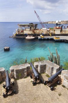 It looks like the industry is protected by the old cannons of fort Beekenburg on Curacao