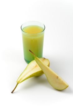 glass of pear juice and fresh pear slices next to it
