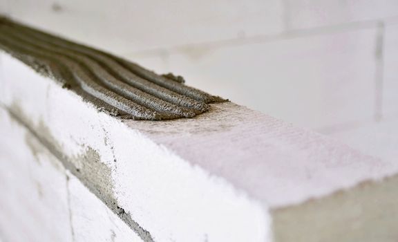 Closeup of a mortar bed on the autoclaved aerated concrete blocks.