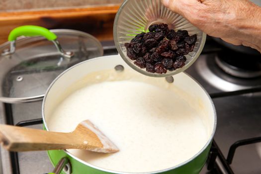 Rice Pudding with cinnamon and raisins preparation : Adding raisins to the cooked rice