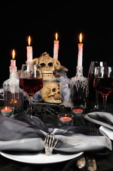 The idea of creating an entourage of table decor setting for Halloween