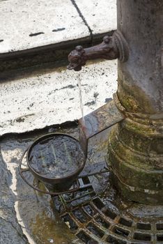 They are called nasoni public drinking fountains in Rome that distribute free drinking water. This name is inspired by the typical curved iron faucet, whose shape invoked the idea of a big nose.