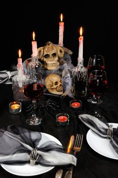 The idea of creating an entourage of table decor setting for Halloween