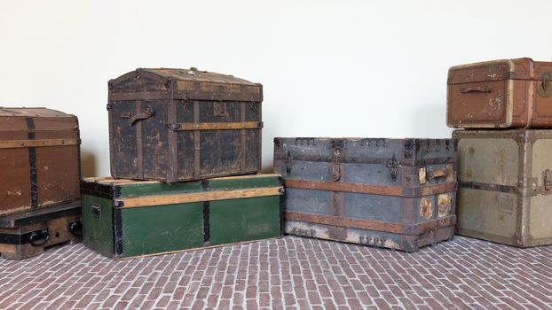 Storage of vintage suitcases - Different sizes and colors