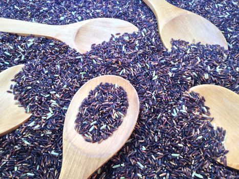 Rice berry with five wooden ladle