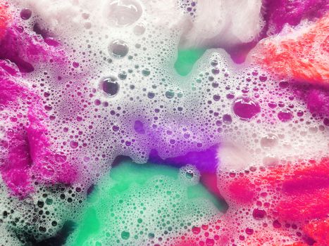 Colorful clean, Soak a cloth before washing