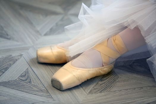 Beautiful legs of the ballerina in pointe shoes