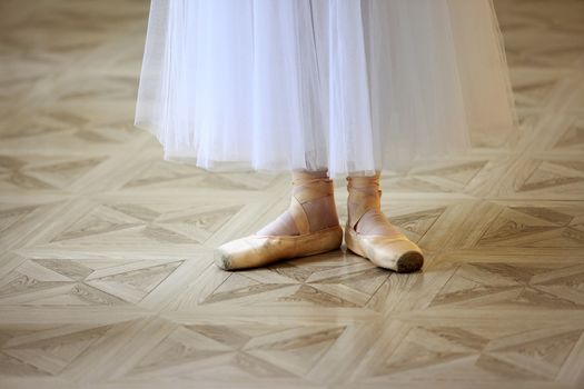 Beautiful legs of the ballerina in pointe shoes