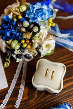 wedding accessories in the style of Gzhel, porcelain, flowers, rings, invitations, wedding