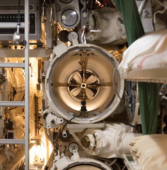 Control of torpedo tubes on a submarine - Selective focus