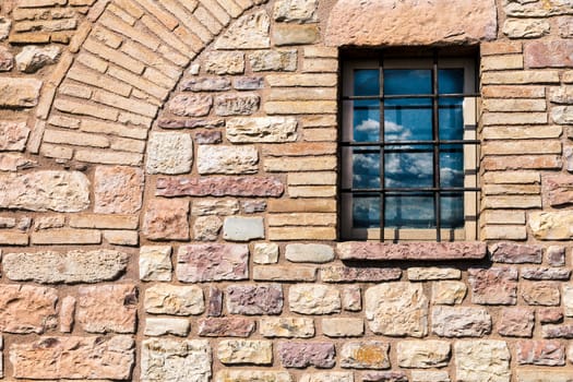 Assisi (Italy): Window on medieval stone wall