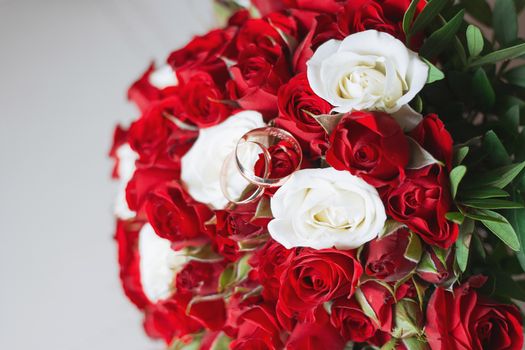 Beautiful wedding bouquet and Beautiful wedding rings.