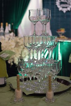 waiters poured into glasses of wine and champagne.