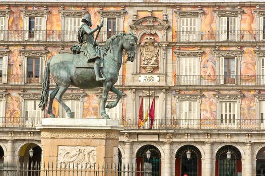 Statue of Philip III with Bakery House (Casa de la Panaderia) on bakcground on Plaza Mayor in Madrid, Spain