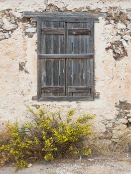 Abandoned house in Greece - Slowly turning into a pile of stones