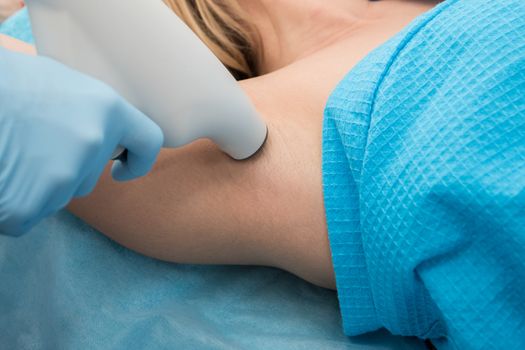 Procedure for armpit against hyperhidrosis