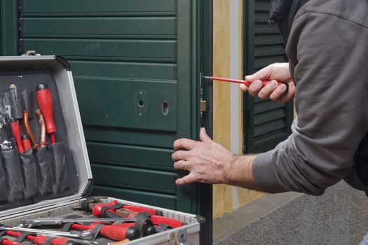 Locksmith repair a door lock replaces the lock and fixes the screws.