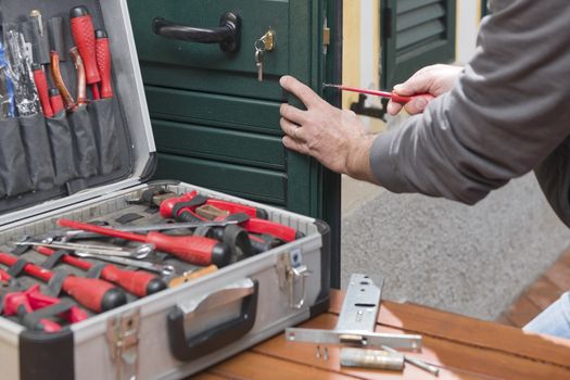 Locksmith repair a door lock replaces the lock and fixes the screws.