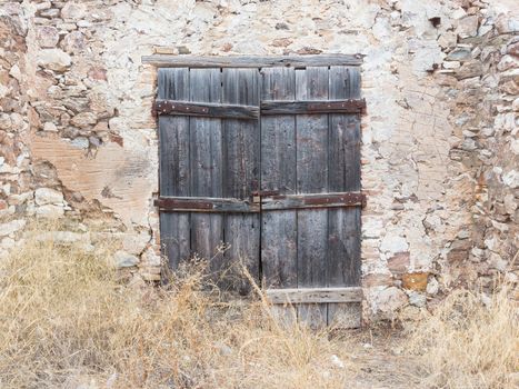 Abandoned house in Greece - Slowly turning into a pile of stones