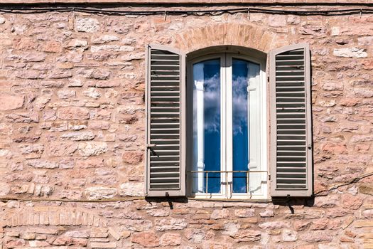 Assisi (Italy): Window on medieval stone wall