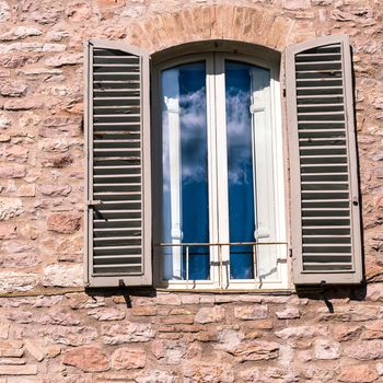 Assisi (Italy): Window on medieval stone wall