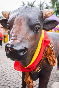 a bull's statue with a Spanish flag, a typical symbol of Spain.outdoor close up.