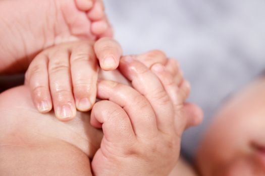 Close up of baby hands and feet of a newborn baby.
