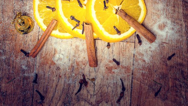 An important part of Christmas lemon tea with cinnamon.