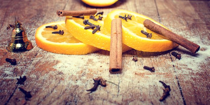 An important part of Christmas lemon tea with cinnamon.