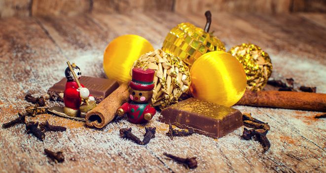 Christmas chocolate with cinnamon with small figures.