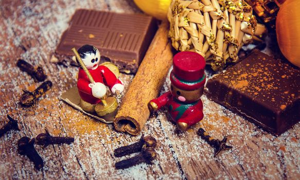 Christmas chocolate with cinnamon with small figures.