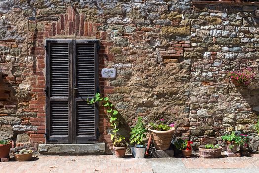 Gubbio (Italy): Old door on medieval stone wall