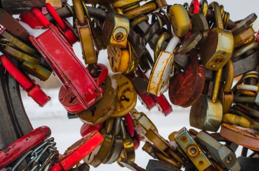 a lot of rust locks heart lock winter