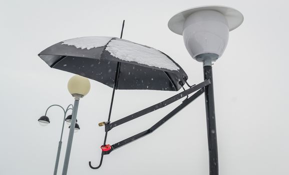 the image of a man with umbrella winter attractions to the Northern city of Nizhnevartovsk