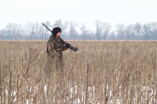 The hunter on winter hunting hare.