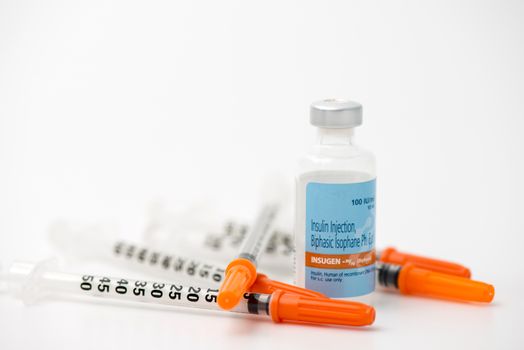 Insulin ampoule with syringe lie