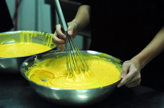  Sponge cake cooking process,batter stirring. 
