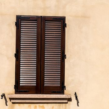 Assisi (Italy): Window on medieval stone wall