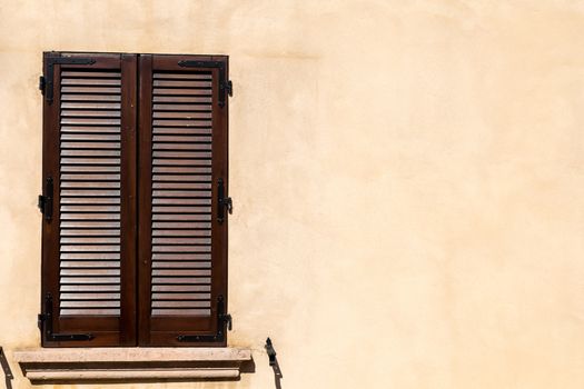 Assisi (Italy): Window on medieval stone wall