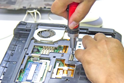 Screw the screws to repair the notebook and remove the hard drive.