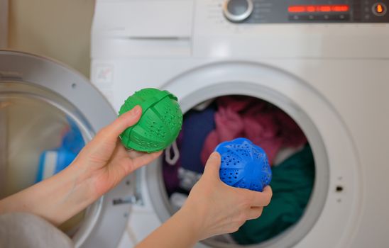 Laundry eco washing thermoplastic spheres 