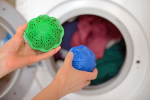 Laundry eco washing thermoplastic spheres 