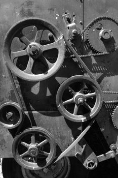 Mechanisms on the side of farm machinery