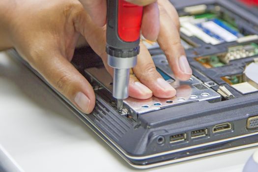 Screw the screws to repair the notebook and remove the hard drive.