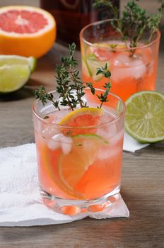 Muddled lime and thyme, combined with fresh grapefruit juice and delicious bourbon, it’s the perfect way to get the most out of those amazing grapefruits. This cocktail is refreshing, full of flavour and totally gorgeous – it’s the perfect cocktail to serve at any occasion