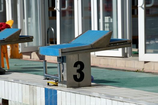 Number bedside table for the athlete's jump to the pool