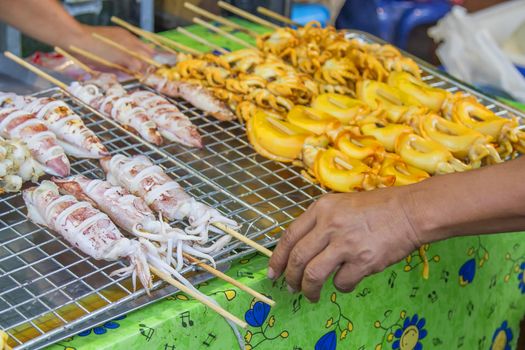 Use a hand of grilled squid on wire mesh.